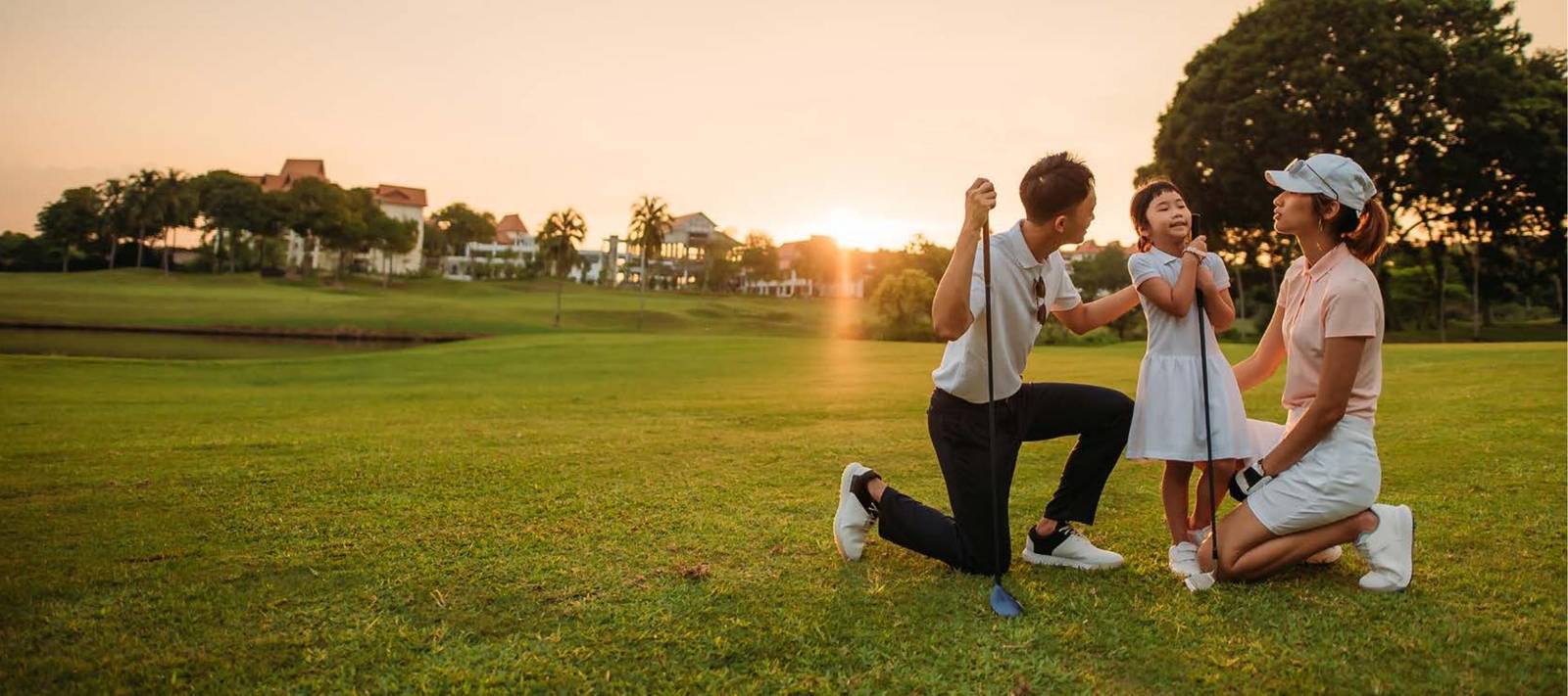 Keluarga menikmati sunset golf villa - The Links Golf Villa Bali